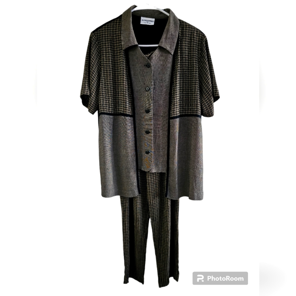 Antique Alfred Dunner 2 piece pant suit with attached vest. Black & Tan size 12.